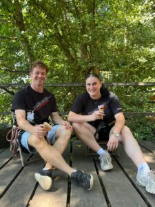 Auch unsere Trainer „leiden unter der Hitze“ – wie gut tut da ein leckeres Eis im Schatten unserer Bäume!   Wir haben von Freitag 14.08. – Sonntag 16.08. unsere Öffnungszeiten geändert wegen der nächsten Hitzewelle auf 9.00 – 14.00 Uhr. Vormittags ist es noch angenehm „kühl“ im Wald – wir freuen uns auf Euch!