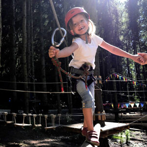 Foto eines Kindes im Indianerparcours des Waldseilgarten Wallenhausen